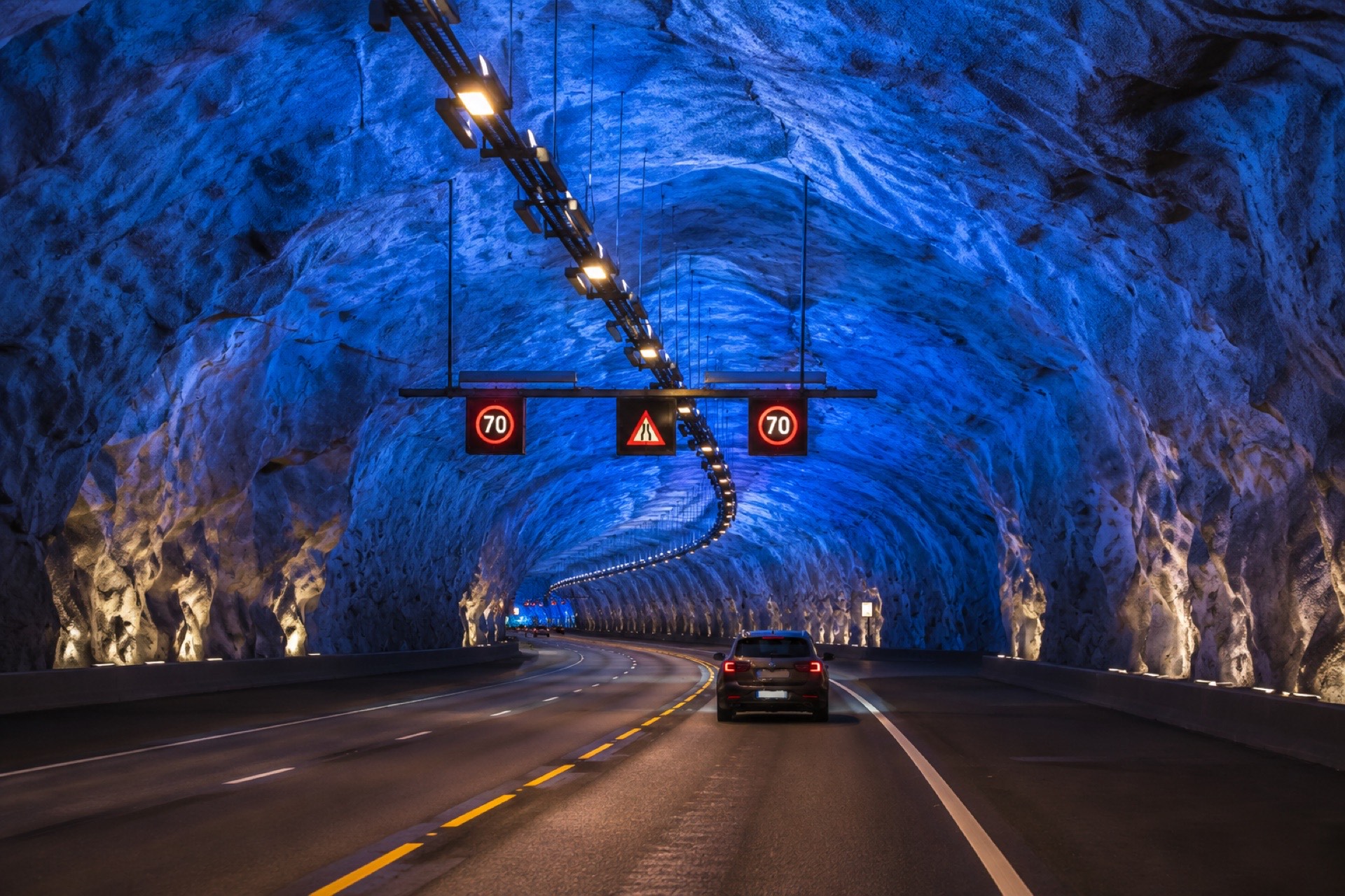 Wnętrze norweskiego tunelu z niebieskim oświetleniem